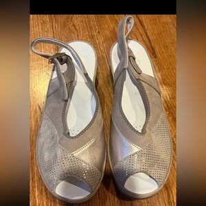 Ara extremely well made sandals. Worn once.